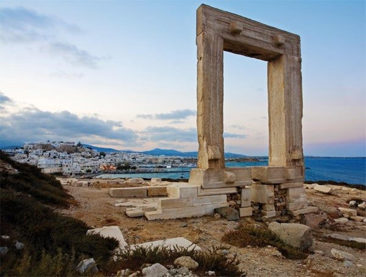 Templo de Apolo
La puerta de Portará,
arco superviviente del
templo a Apolo que
nunca se