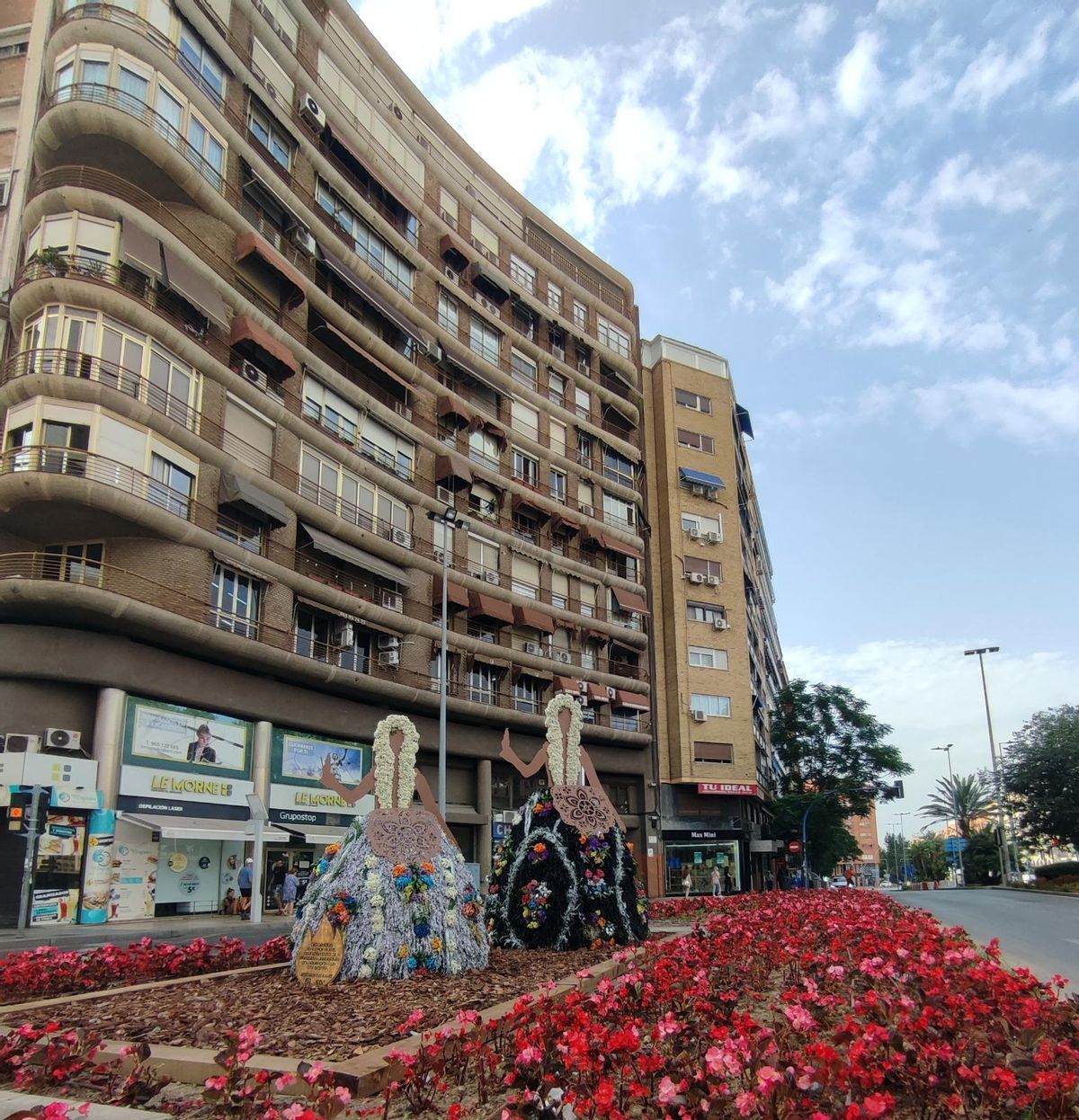 Las faldas de las Belleas del Foc elaboradas con flores y hojas naturales