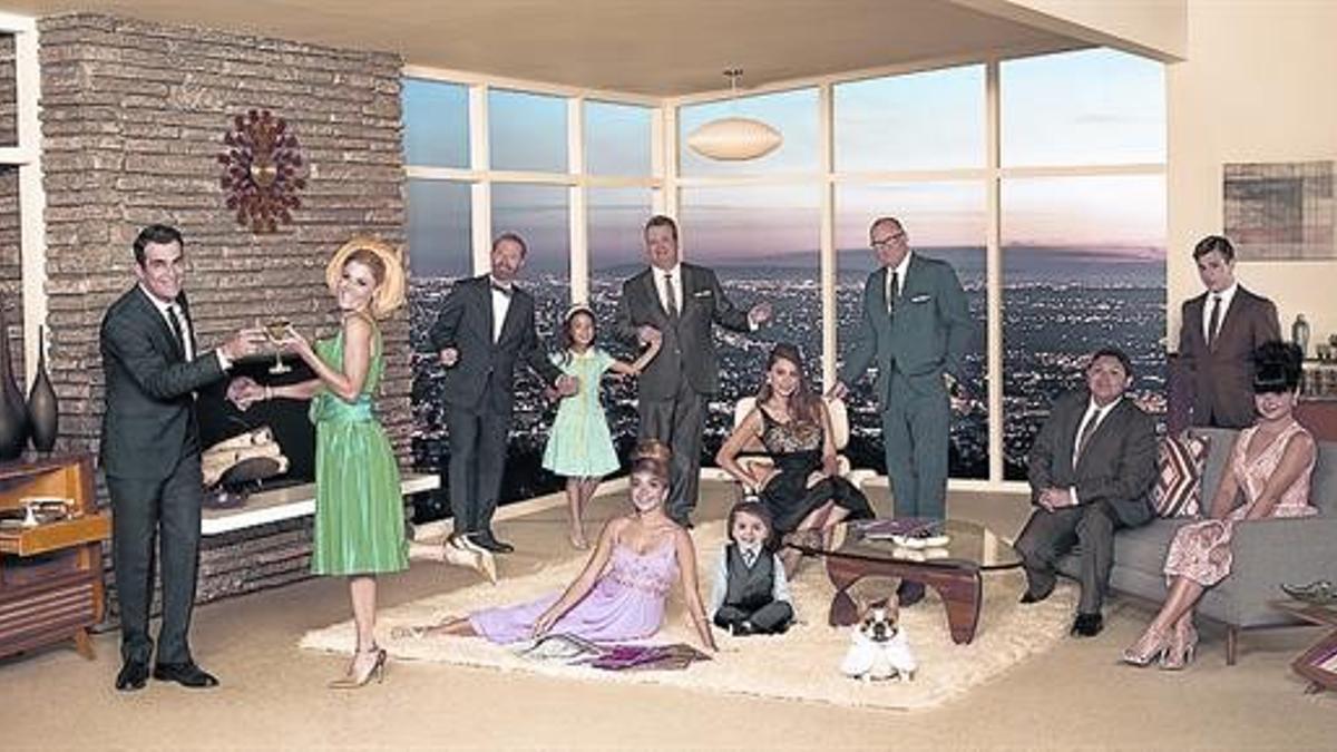 Los protagonistas de 'Modern family', en una imagen promocional que ironiza sobre otro éxito: 'Mad men'.
