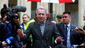 El expresidente Álvaro Uribe gesticula tras votar en el referéndum, este domingo, en Bogotá.