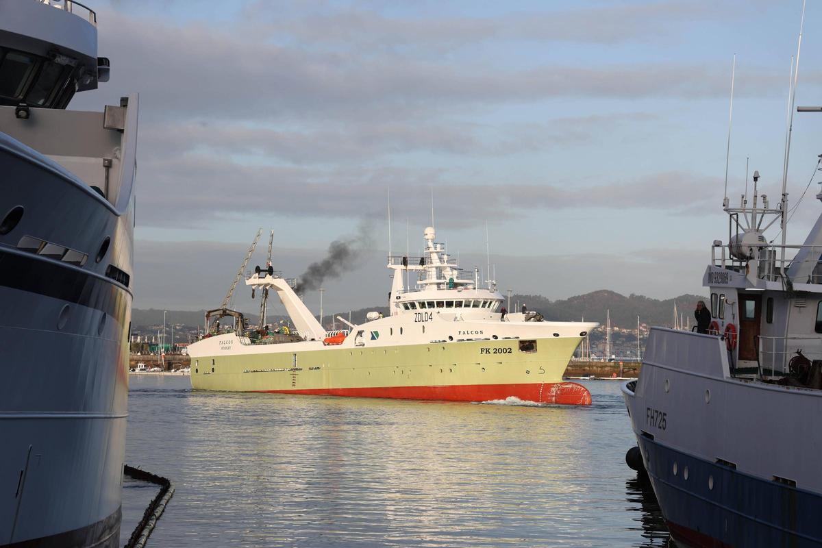 Salida desde el muelle de Beiramar del «Falcon», uno de los buques que pesca calamar en Malvinas.