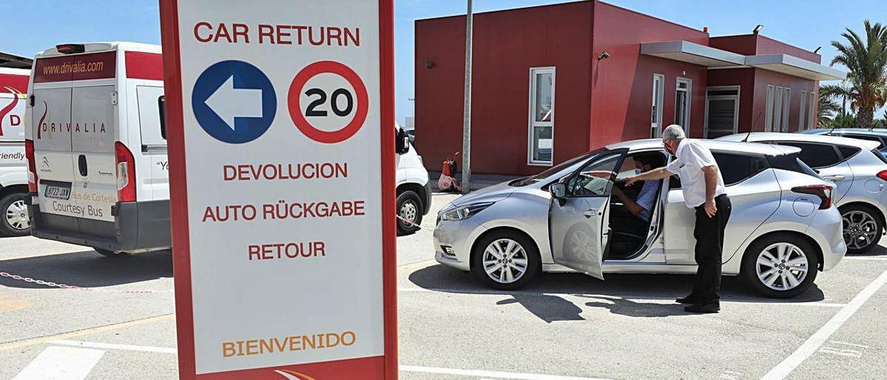 Un trabajador en las instalaciones de «rent-a-car» Drivalia, junto al aeropuerto de El Altet.