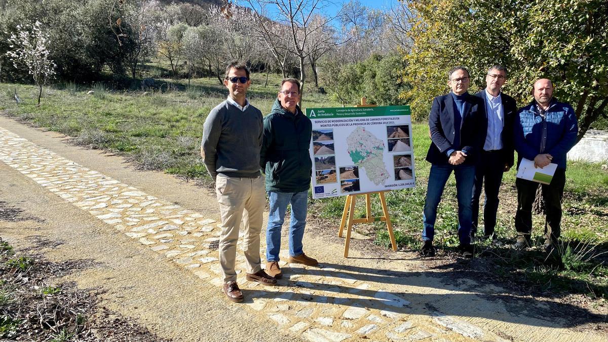 Las autoridades muestran el mapa de los caminos en los que se ha actuado.