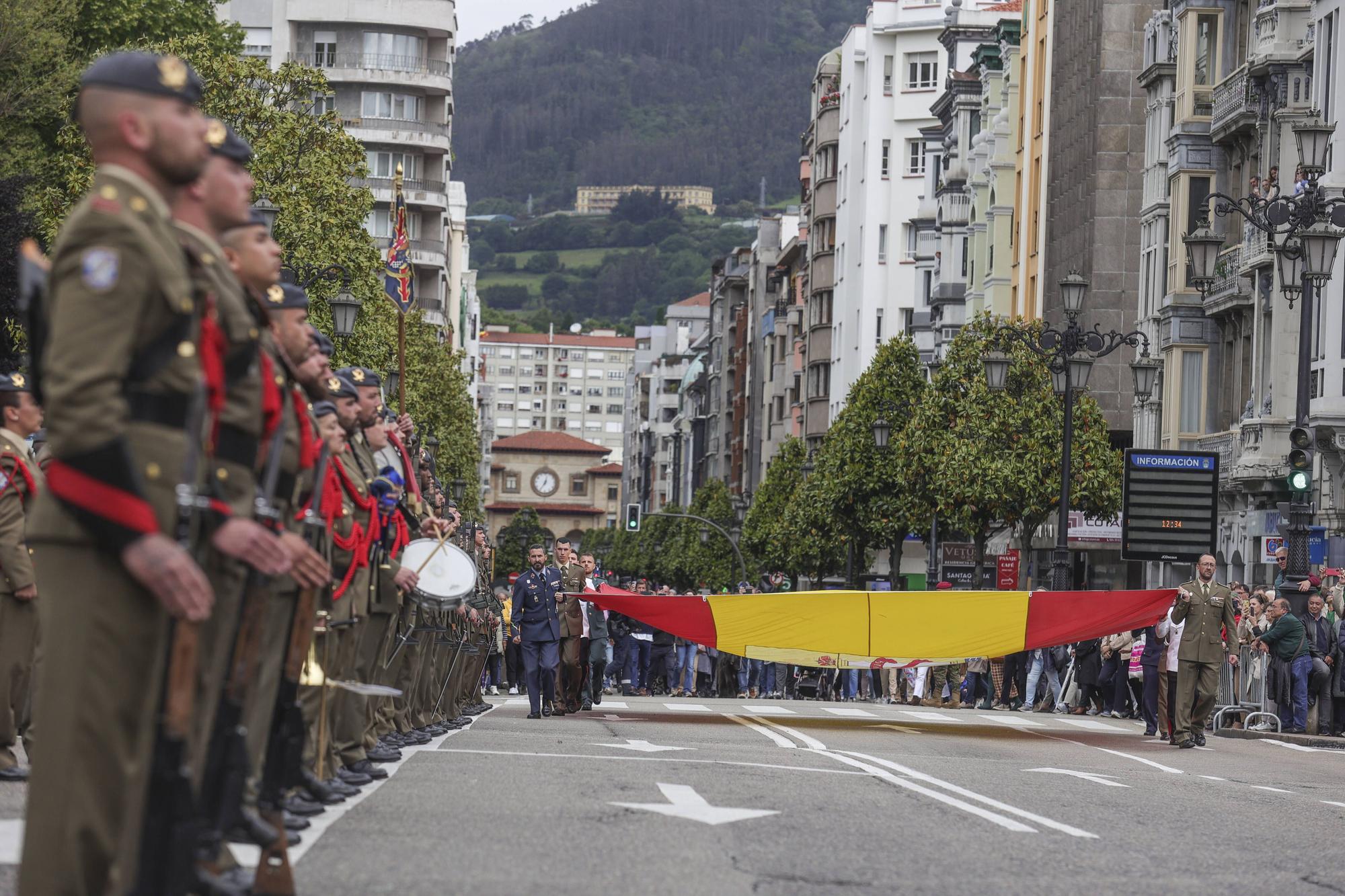 El izado de la bandera y la exposición del Bombé abren los actos del Día de las Fuerzas Armadas en Oviedo.