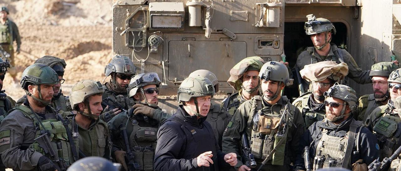 El ministro de Defensa de Israel, Yoav Gallant, rodeado de militares del Ejército israelí en la Franja de Gaza.