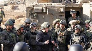 El ministro de Defensa de Israel, Yoav Gallant, rodeado de militares del Ejército israelí en la Franja de Gaza