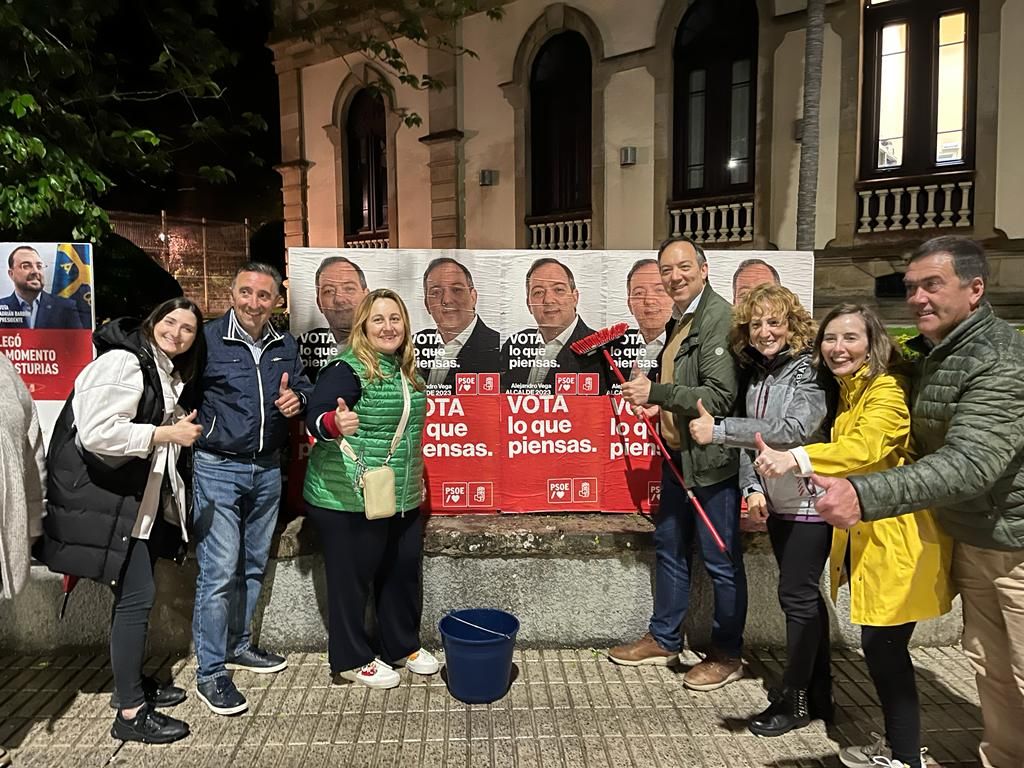 Los candidatos del PSOE, con Alejandro Vega.