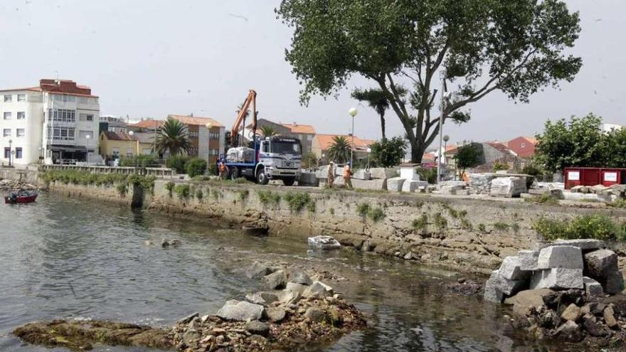 Las obras en el muro de O Regueiro se retomaron en el día de ayer. // Noé Parga