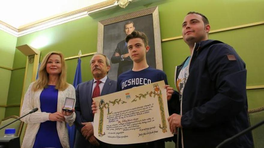 La familia de Eloy Palacio recibe la Medalla de Oro de Oviedo