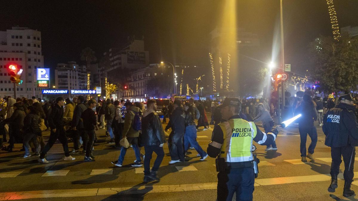 La Policía Local ordena la circulación por Avenidas el pasado sábado.