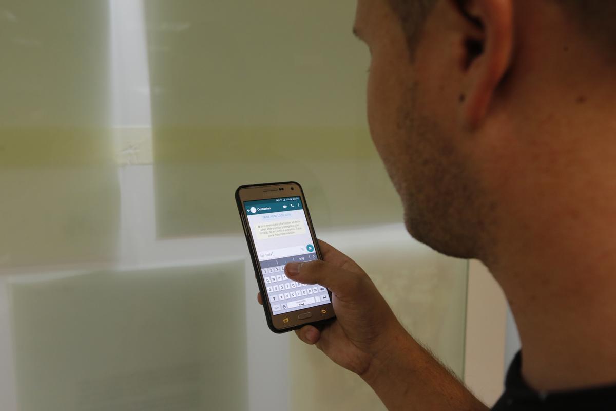 Un hombre usando el Whatsapp
