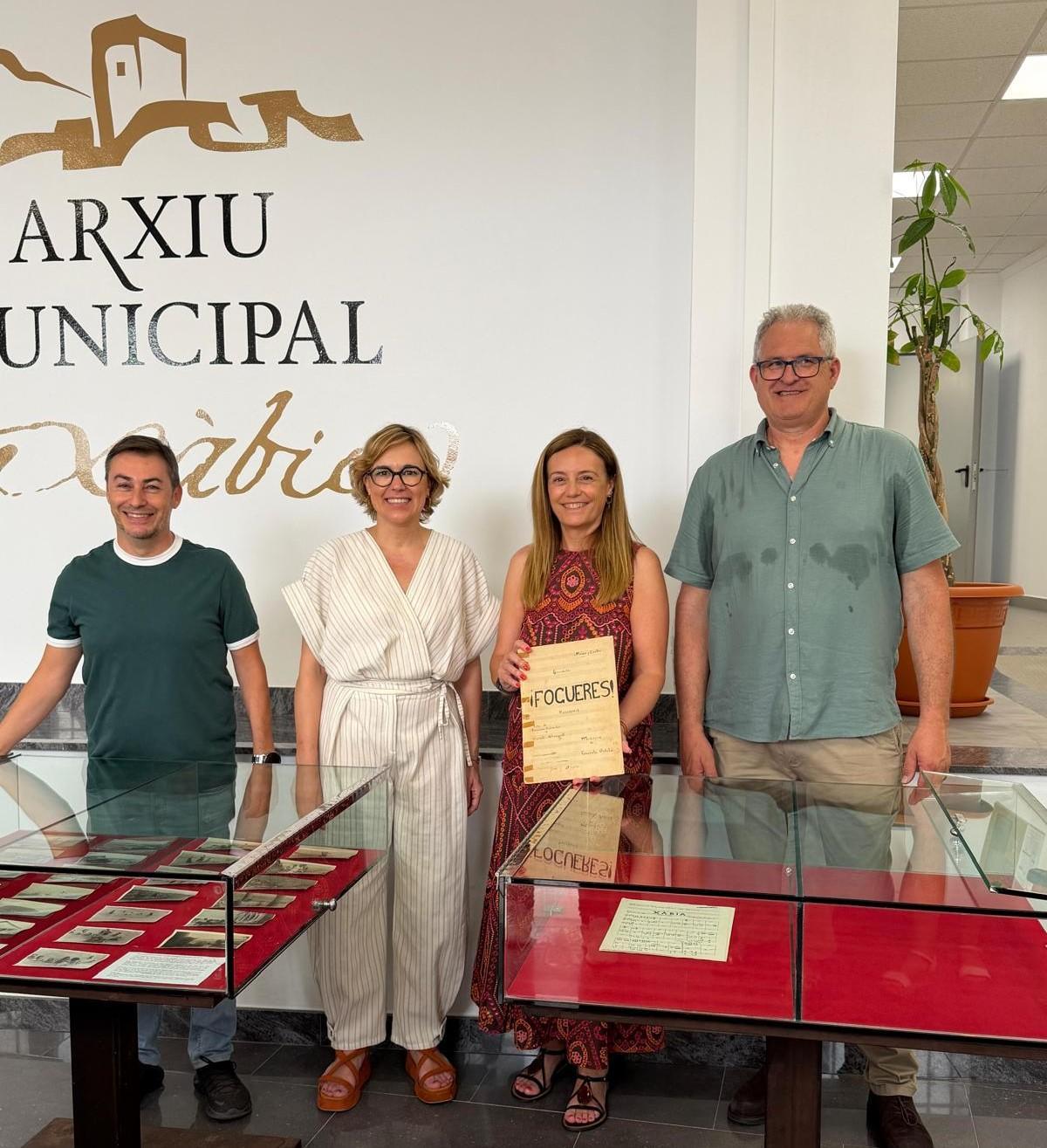 El archivero Juanjo Mas, la alcaldesa, la concejala de fiestas, quien muestra la partitura, y el presidente del Centre Artístic Musical de Xàbia