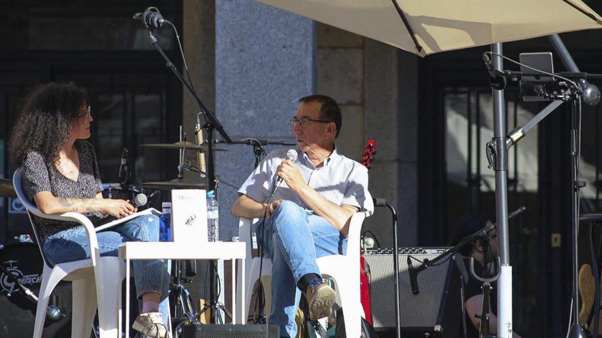 La librera Judit Pino con el poeta Tomás Sánchez Santiago.