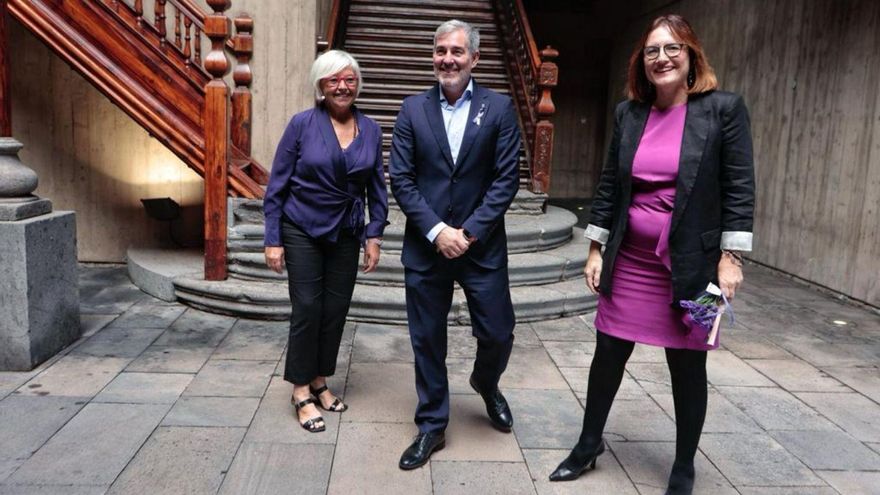 María Isabel Brito, directora del Instituto Canario de Igualdad, Fernando Clavijo y Candelaria Delgado, consejera de Bienestar Social. | | MARÍA PISACA