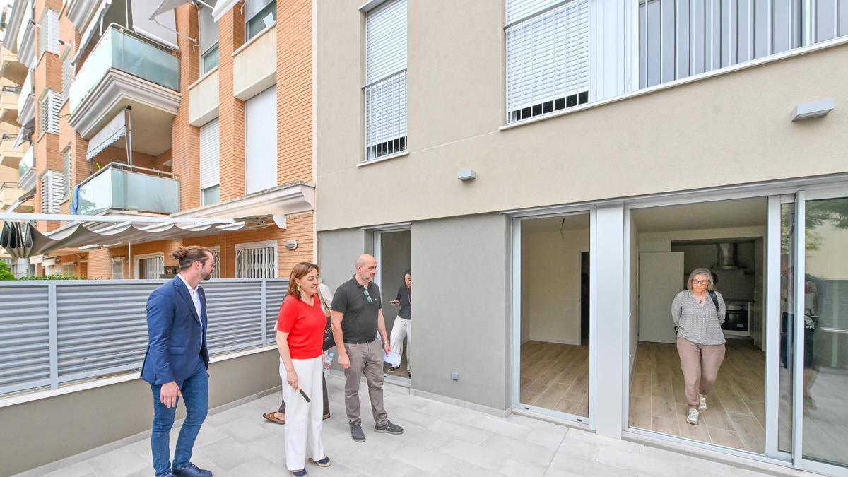La consellera de Territorio, Vivienda y Transición Ecológica, Sílvia Paneque, en la visita a las viviendas