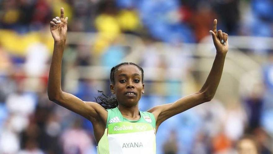 Almaz Ayana levanta los brazos al cruzar la línea de meta. // Efe