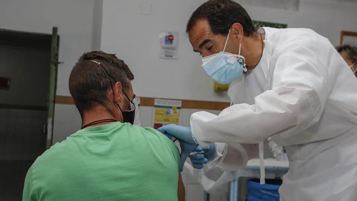 Un sanitario administra una dosis de la vacuna de Moderna a un interno de la prisión de Cáceres, este viernes.
