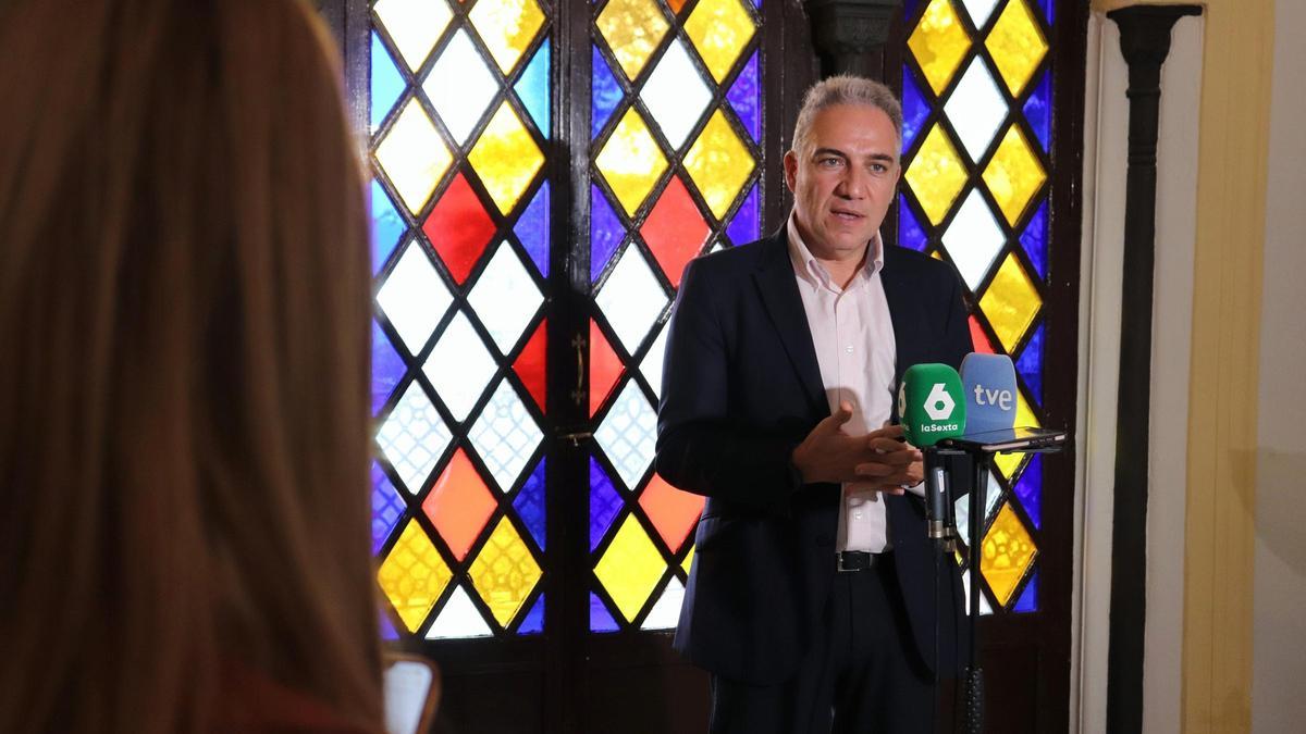 Elías Bendodo, este viernes en la visita a Carratraca en la que ha criticado que el Gobierno de Sánchez permita la subida del peaje en Semana Santa.