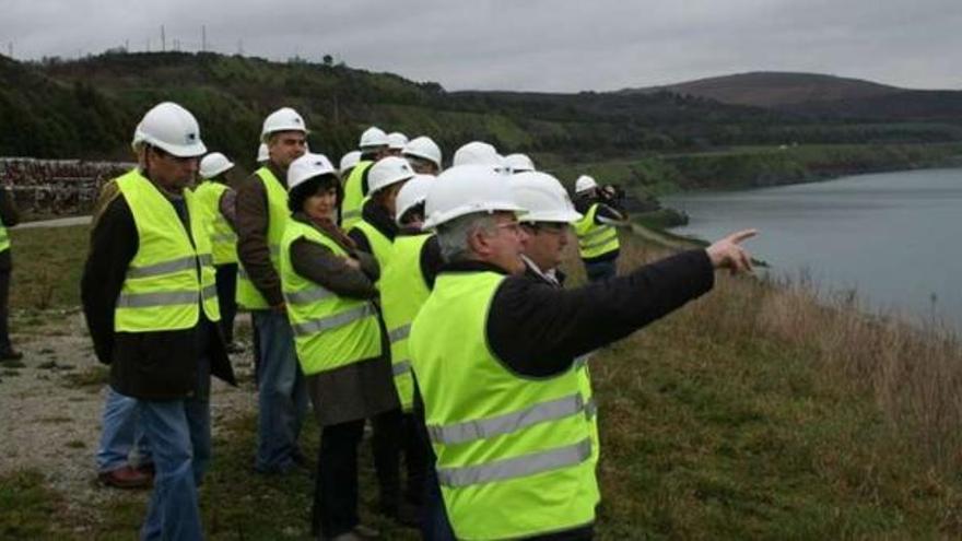 Expedición al lago de Endesa, ayer, en As Pontes. / la opinión