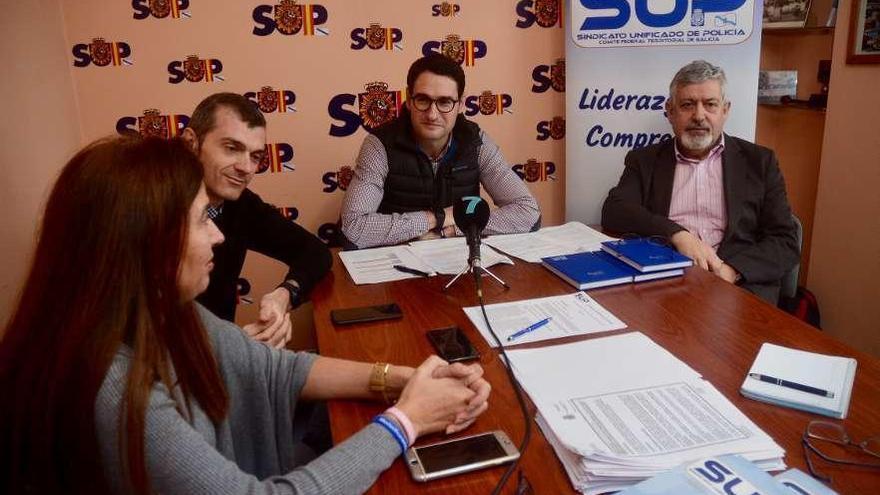 Los responsables del Sindicato Unificado de Policía, ayer, en rueda de prensa en Pontevedra. // R. Vázquez