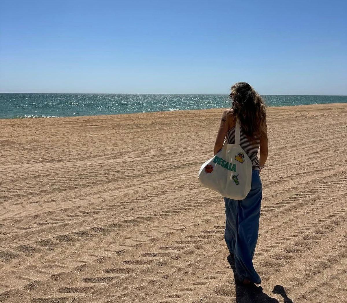 Carla Campra, en la playa de Matalascañas