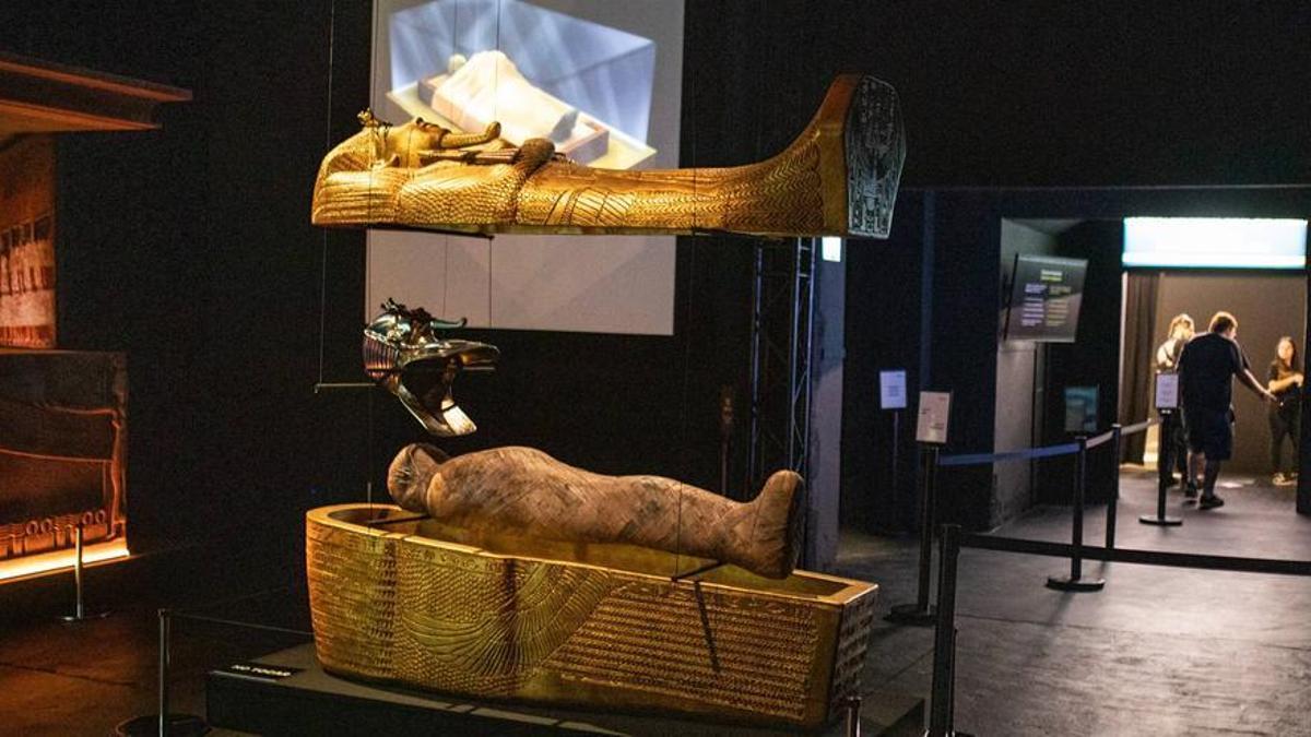 Reproducciones de los sarcófagos de Tutankamón, en la muestra del Ideal.