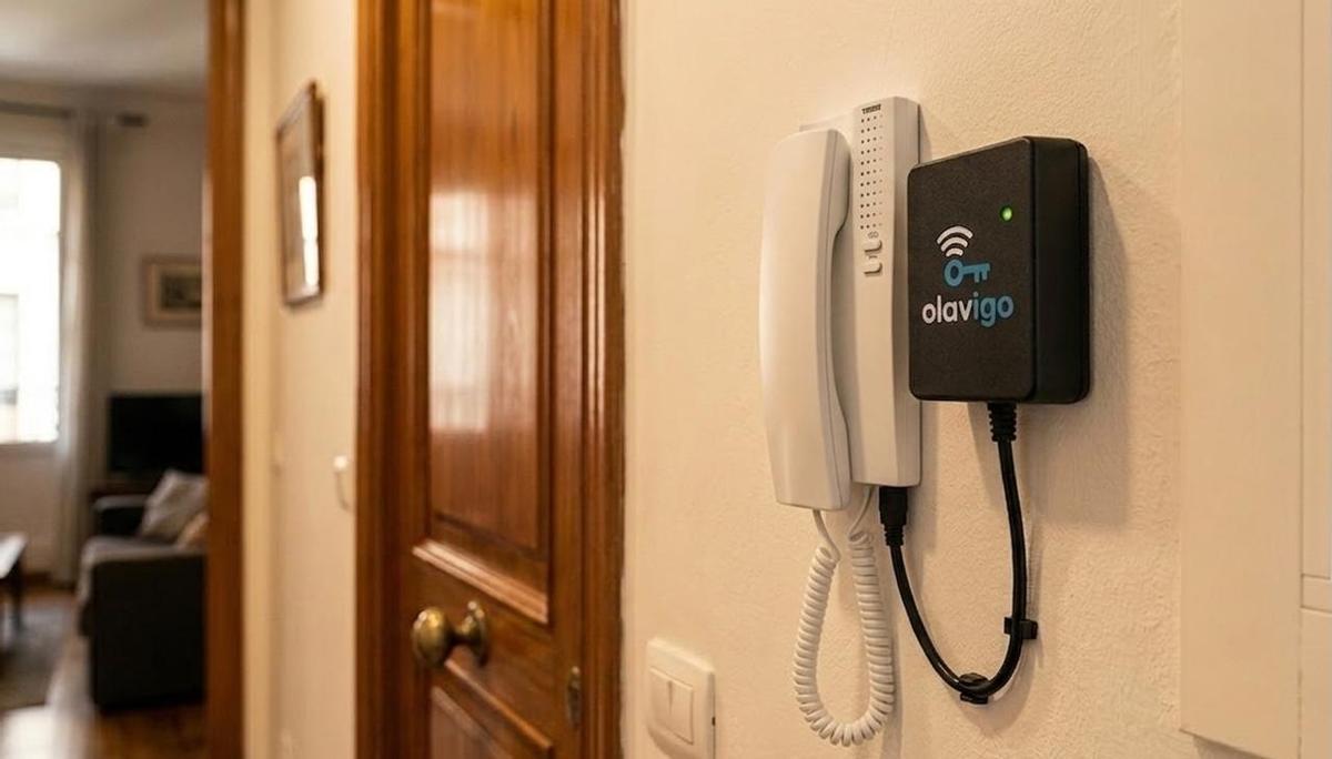 Sistema de medición del sonido, conectado al telefonillo, en un piso turístico de Vigo.