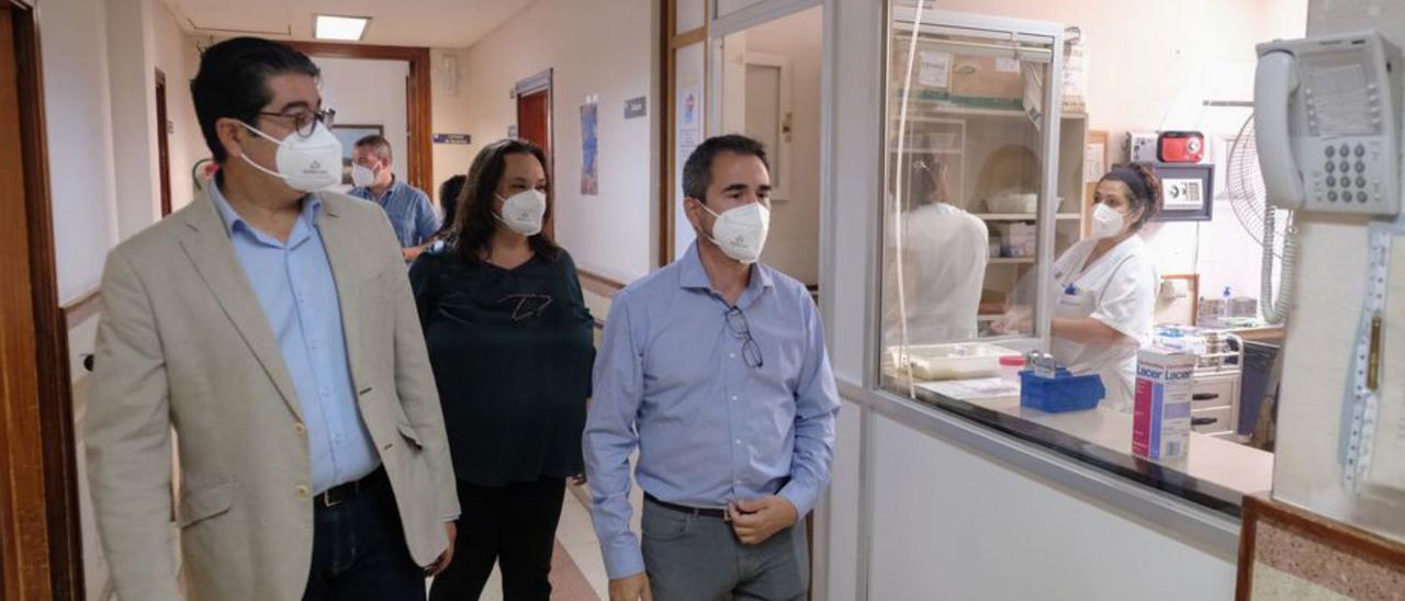 Pedro Martín y Marián Franquet en una visita al Hospital Febles Campos. | | E.D.