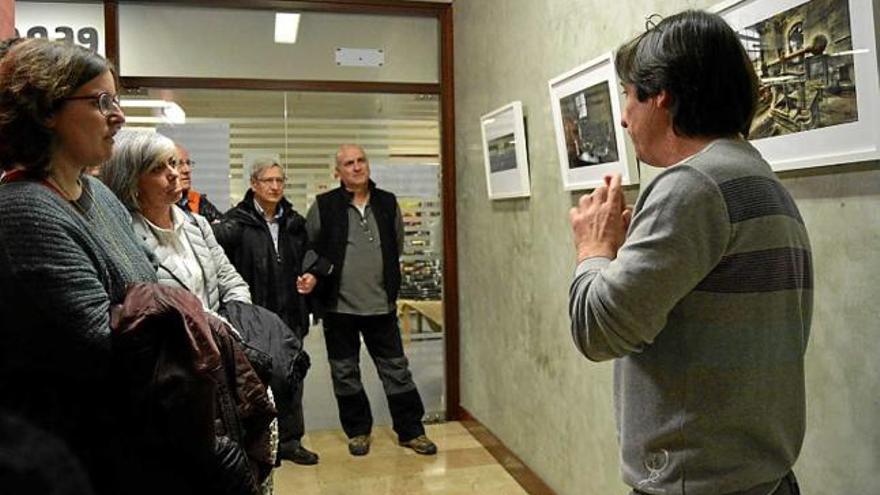 Exposició d&#039;algunes fotografies del catàleg, ahir a la biblioteca