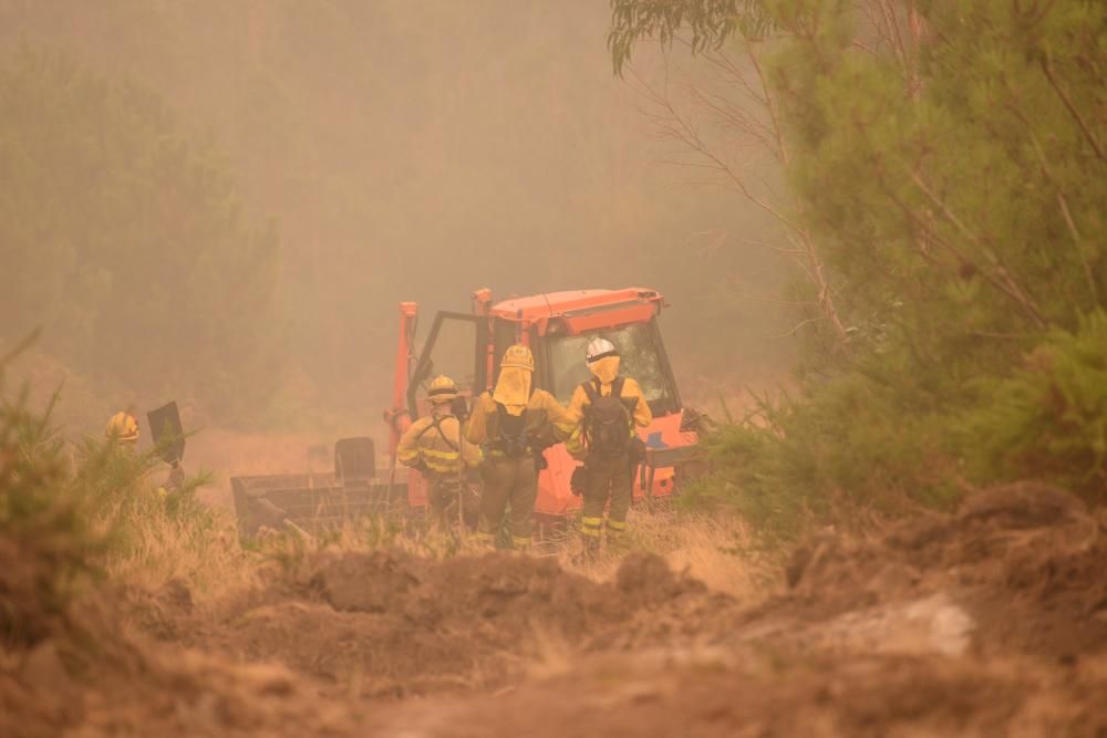 Los vecinos de Setecoros en Valga también ven amenazas sus casas después dekl incendio forestal declarado ayer en Dimo a las 15.22 horas