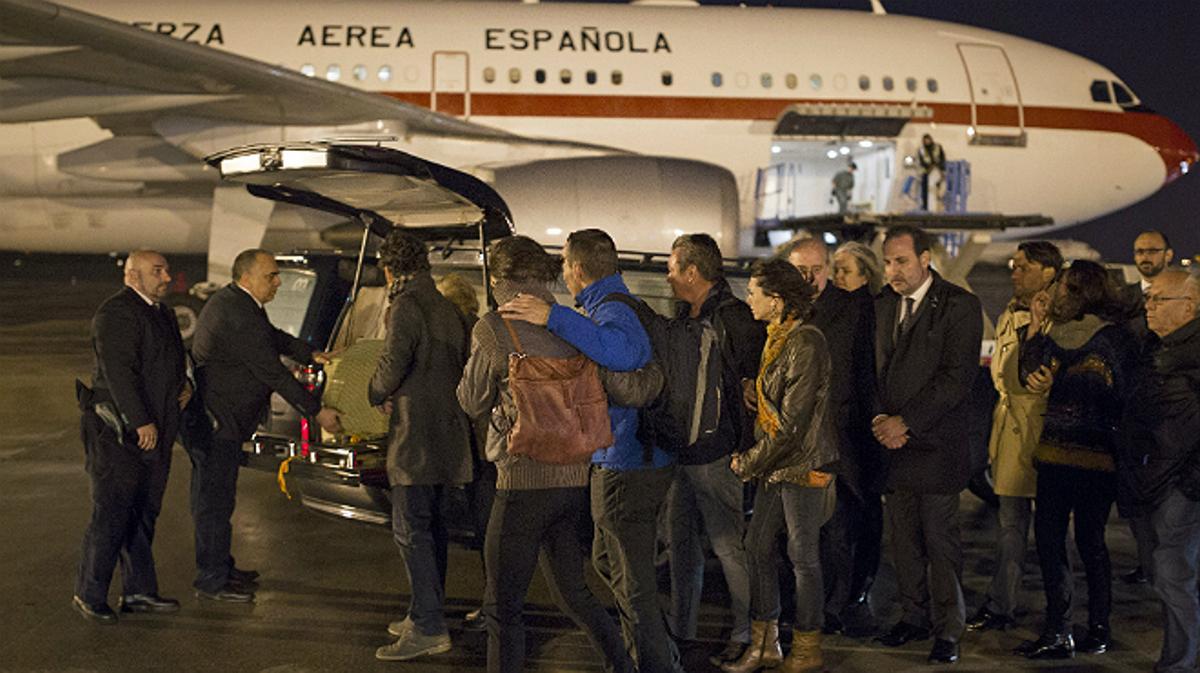 Trasllat dels fèretres amb les restes mortals del matrimoni català assassinat en l’atemptat terrorista de Tunis, a l’arribar aquest divendres a l’aeroport del Prat-Barcelona.