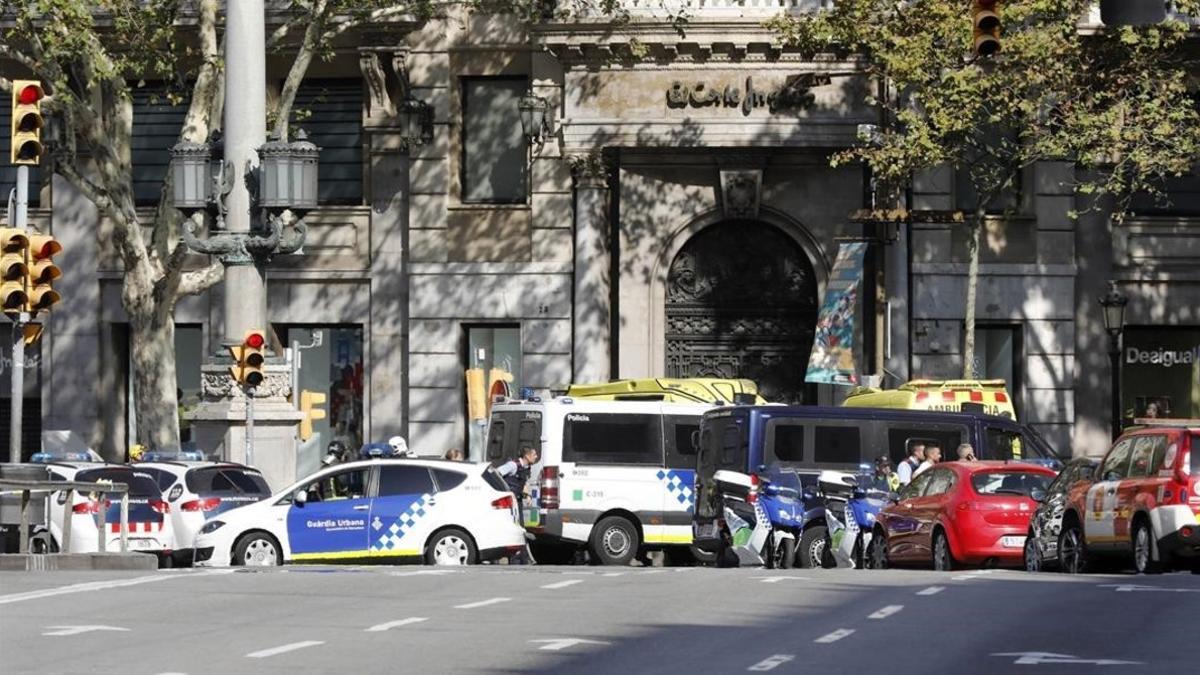 Efectivos policiales y de emergencia, en la zona donde ha tenido lugar el ataque terrorista, este jueves, en Barcelona.