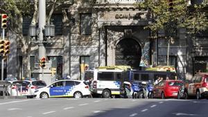 Efectivos policiales y de emergencia, en la zona donde ha tenido lugar el ataque terrorista, este jueves, en Barcelona.