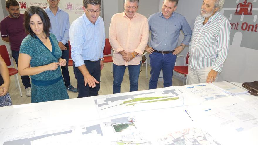 Rodríguez y Bort observan los planos del proyecto de la actuación prevista.