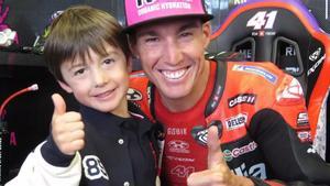 Aleix Espargaró y su hijo Max, en el boxe de Aprilia, en Portimao.