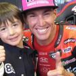 Aleix Espargaró y su hijo Max, en el boxe de Aprilia, en Portimao.