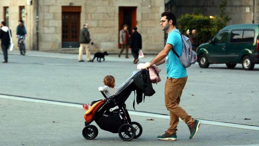 Las altas temperaturas hicieron que personas saliesen a la calle de manga corta. // Rafa Vázquez