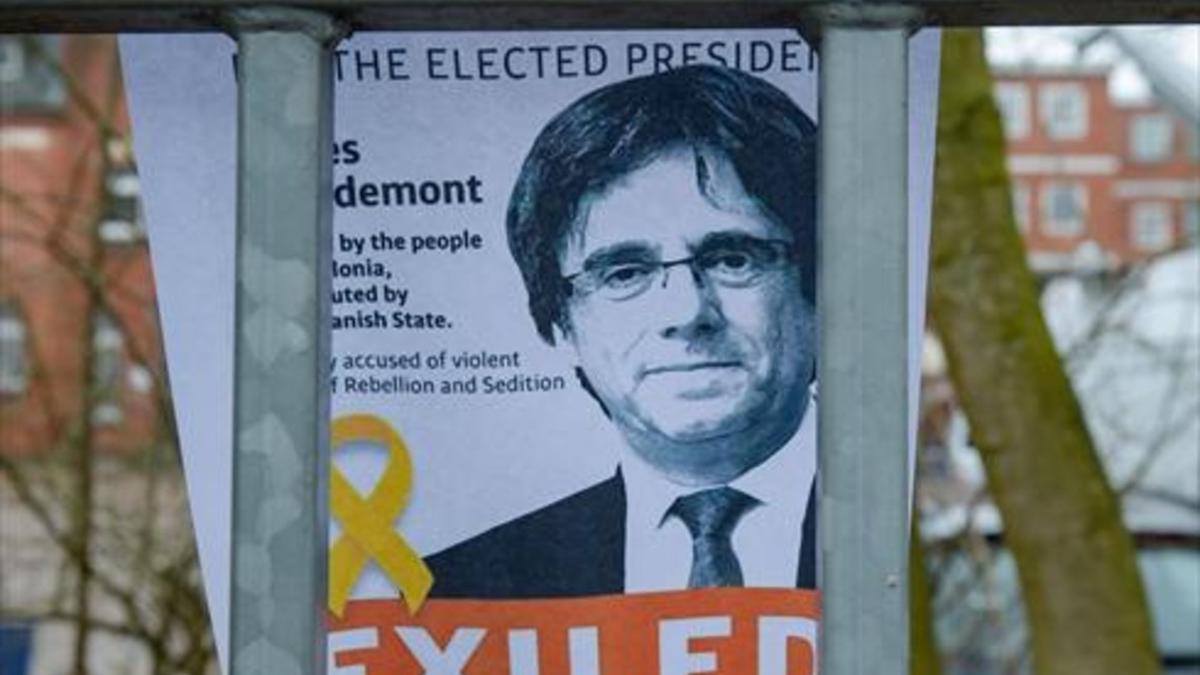 Un retrato de Puigdemont tras de la valla de la prisión de Neumünster, ayer.