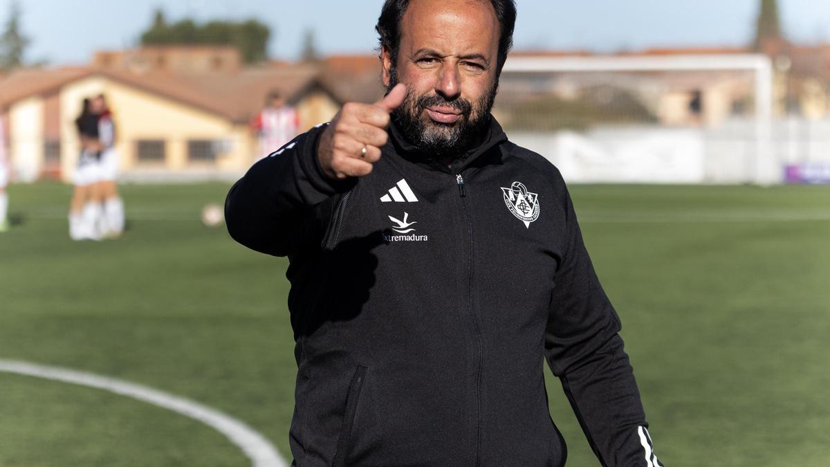 Ernesto Sánchez, entrenador del Cacereño Femenino.
