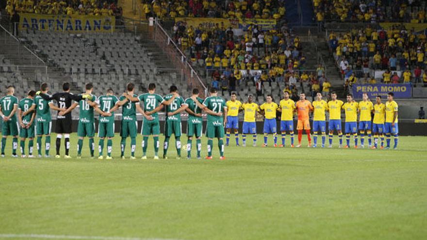 Los jugadores de UD Las Palmas y Eibar durante el minuto de silencio.