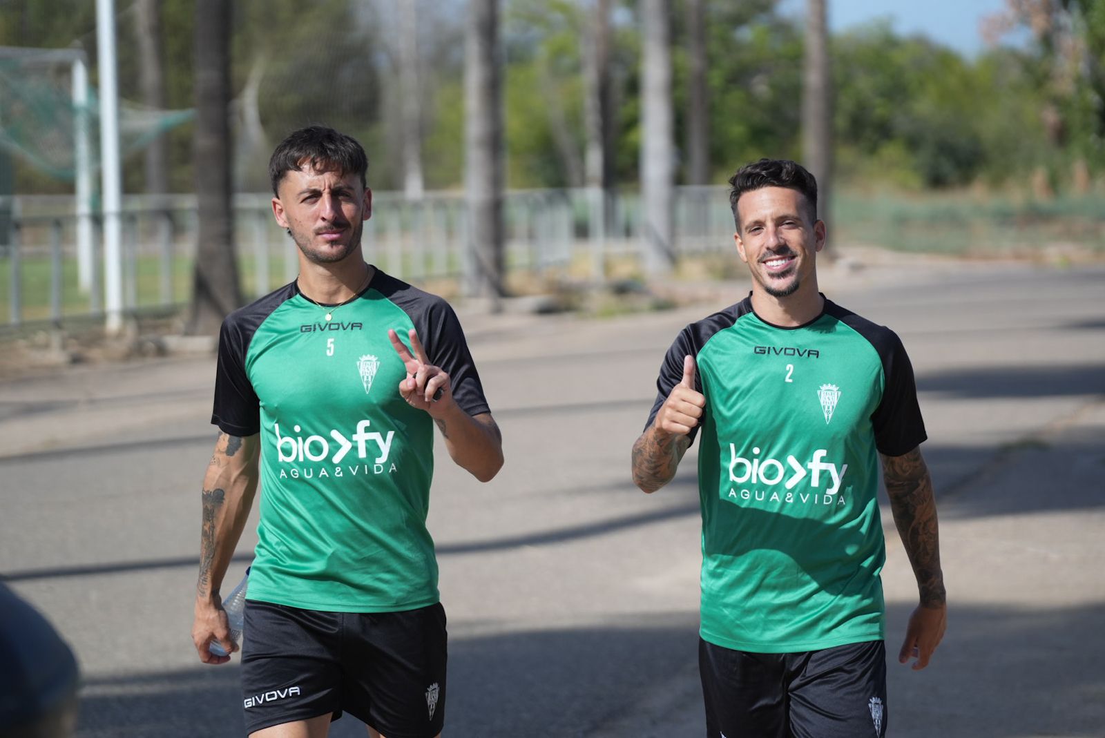La cúpula del Córdoba CF visita el entrenamiento del equipo blanquiverde
