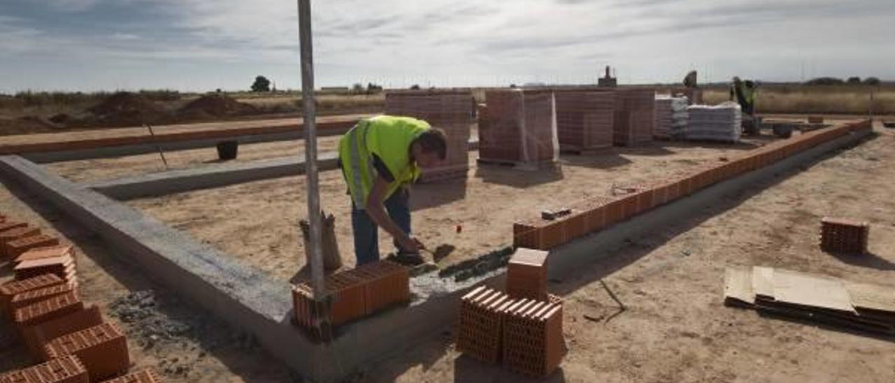 Un trabajador en Parc Sagunt.