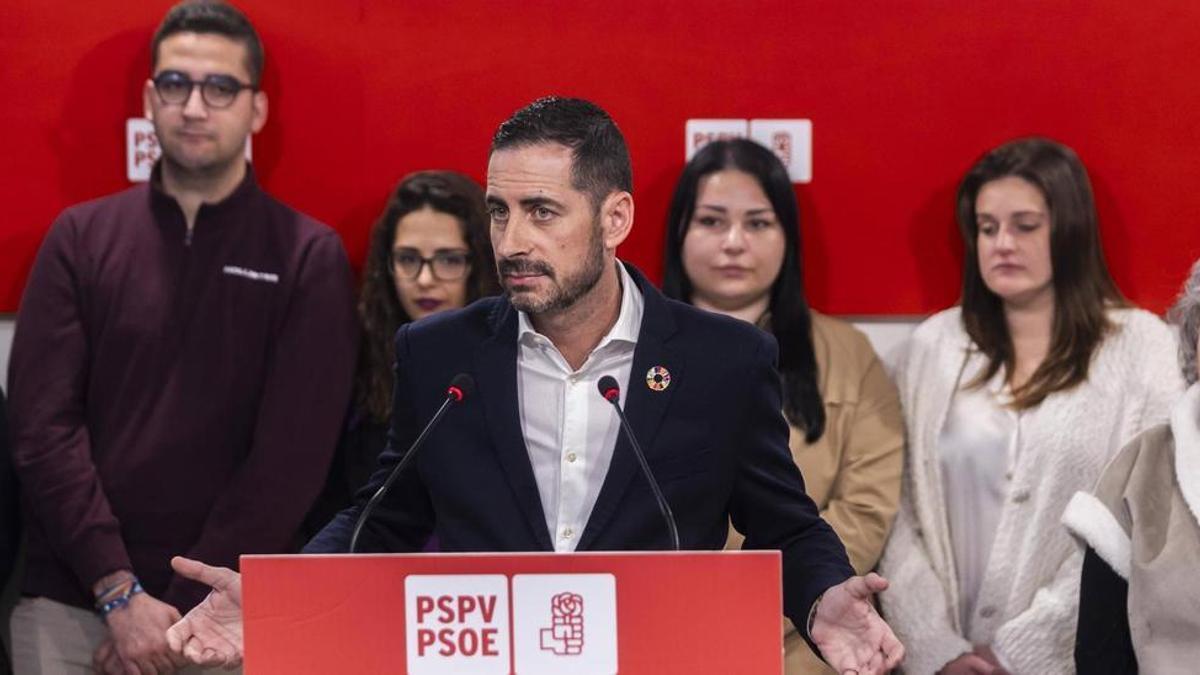 Bielsa, esta mañana, al registrar su candidatura a liderar el PSPV en la sede del partido.