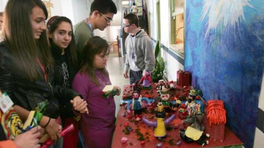 Los alumnos del Severo Ochoa pudieron ver de cerca el belén elaborado por el centro Tamarit.