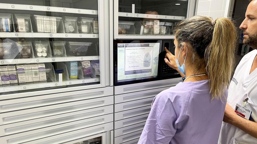 El acceso al armario de medicamentos en UCI en el Hospital de Sant Joan es con huella digital