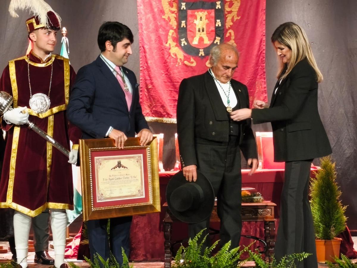 El Puri recibe la Medalla de Bujalance.