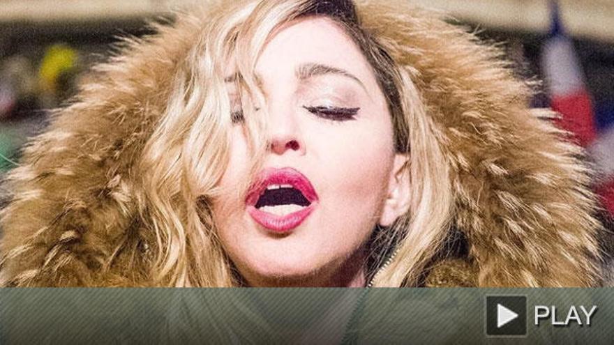 Madonna canta por sorpresa en la Plaza de la República de París