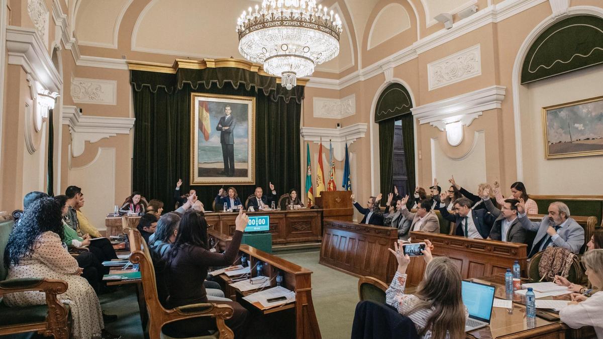 Momento en el que el PP, Vox y Compromís votan a favor de los nuevos estatutos de Fiestas de Castelló.