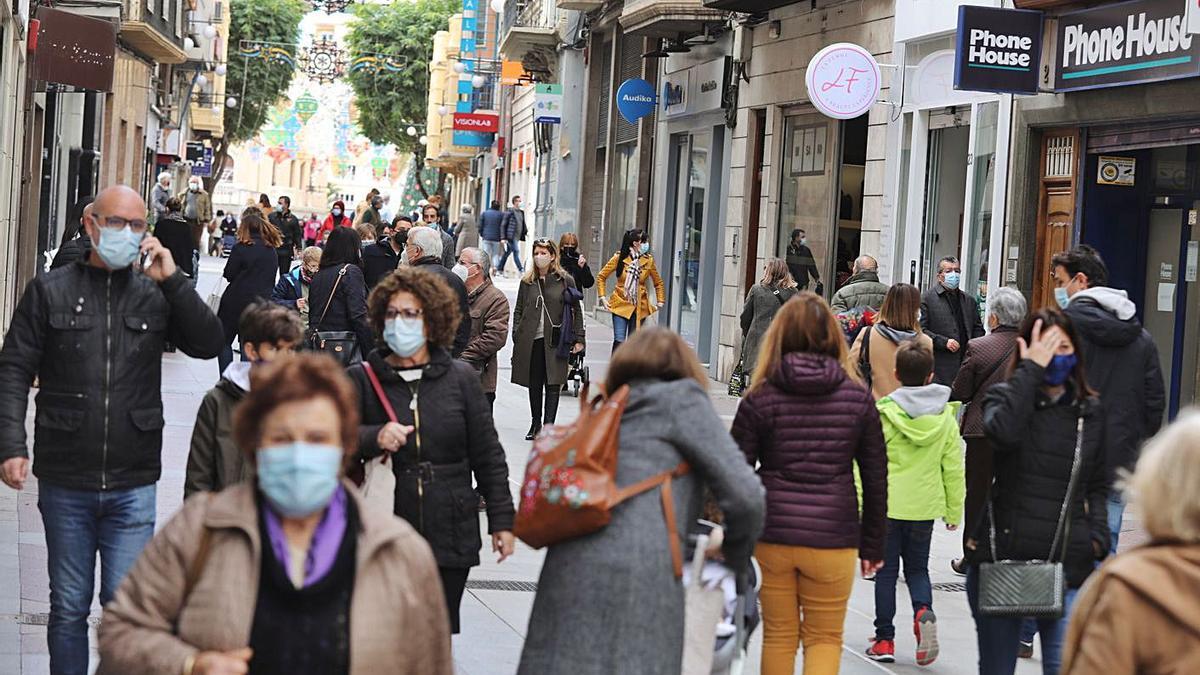 La calle Corredora de Elche, donde se ubican muchos comercios, se ha hecho peatonal