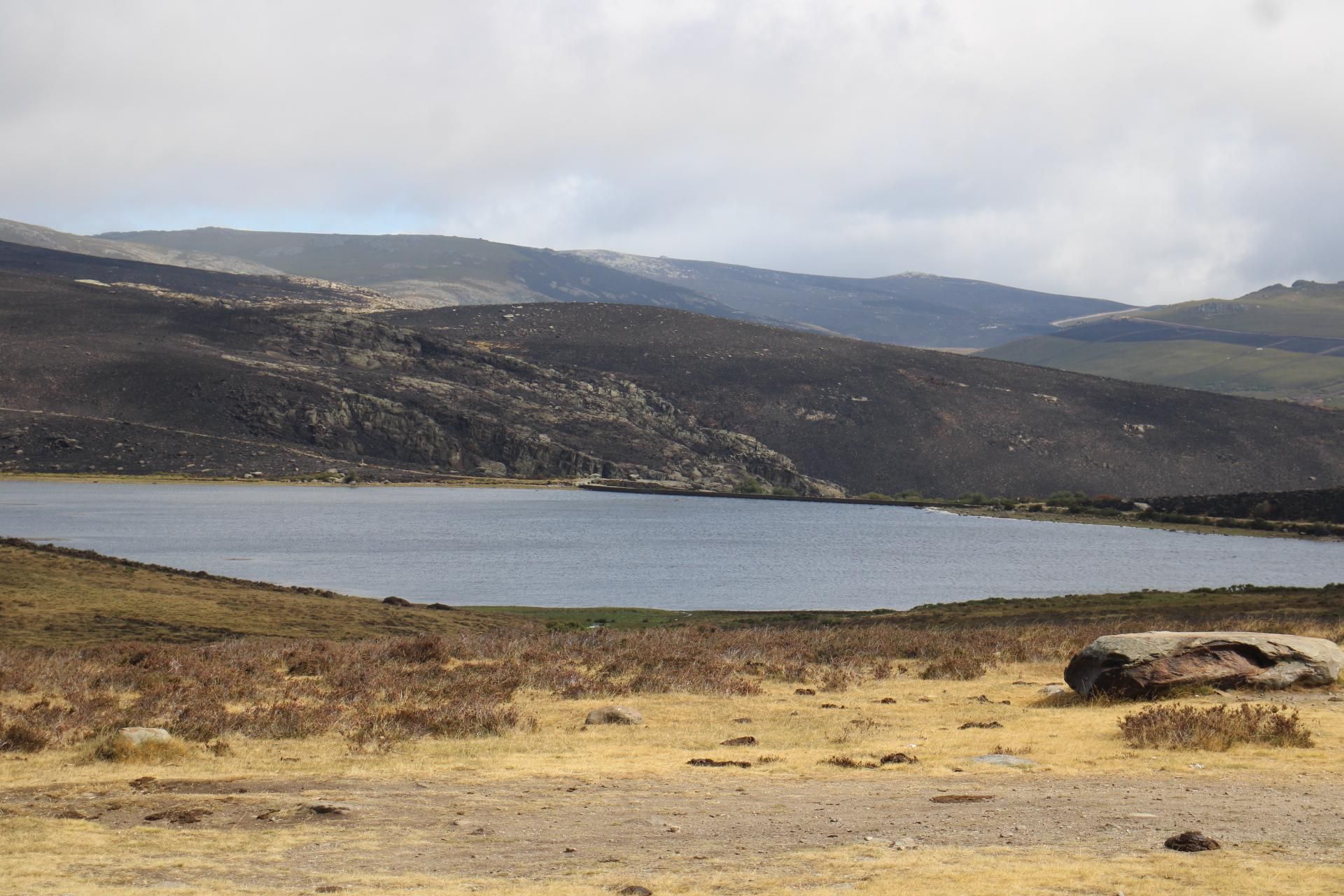 La huella del incendio de Porto - Laguna de Peces